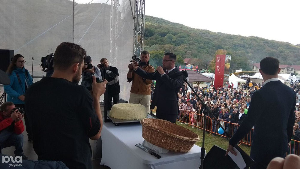На десятом региональном фестивале адыгейского сыра 21 сентября зафиксировали рекорд по изготовлению самого большого круга адыгейского сыра